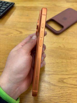 iPhone 17 Pro Max 512GB Naranja con funda original