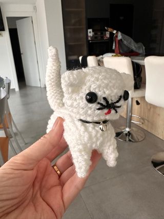 Gatito de punto blanco con cascabel