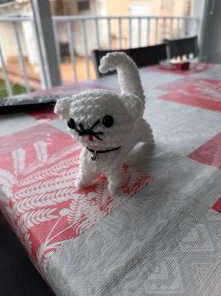 Gatito de punto blanco con cascabel