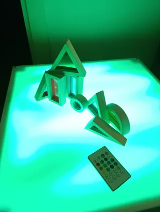 Mesa de luz con bloques de madera