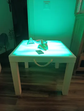 Mesa de luz con bloques de madera