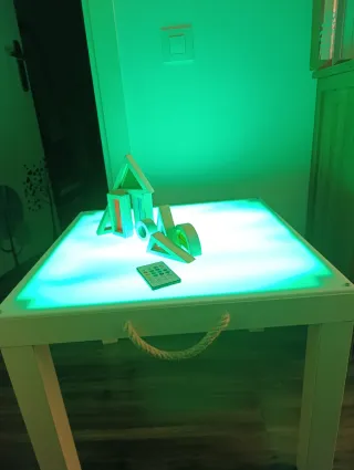 Mesa de luz con bloques de madera