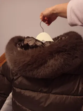 Chaqueta marrón con capucha de pelo