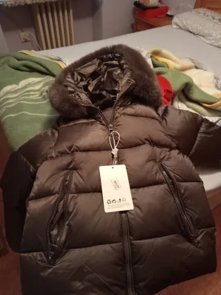 Chaqueta marrón con capucha de pelo