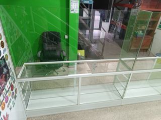 Mostrador aluminio con mampara