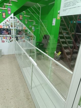 Mostrador aluminio con mampara