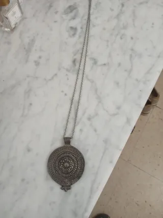 Colgante plateado con diseño circular