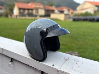 Casco Moto Gris Estilo Retro