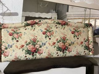 Cabecero de cama floral beige y rosa