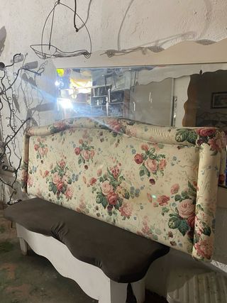 Cabecero de cama floral beige y rosa