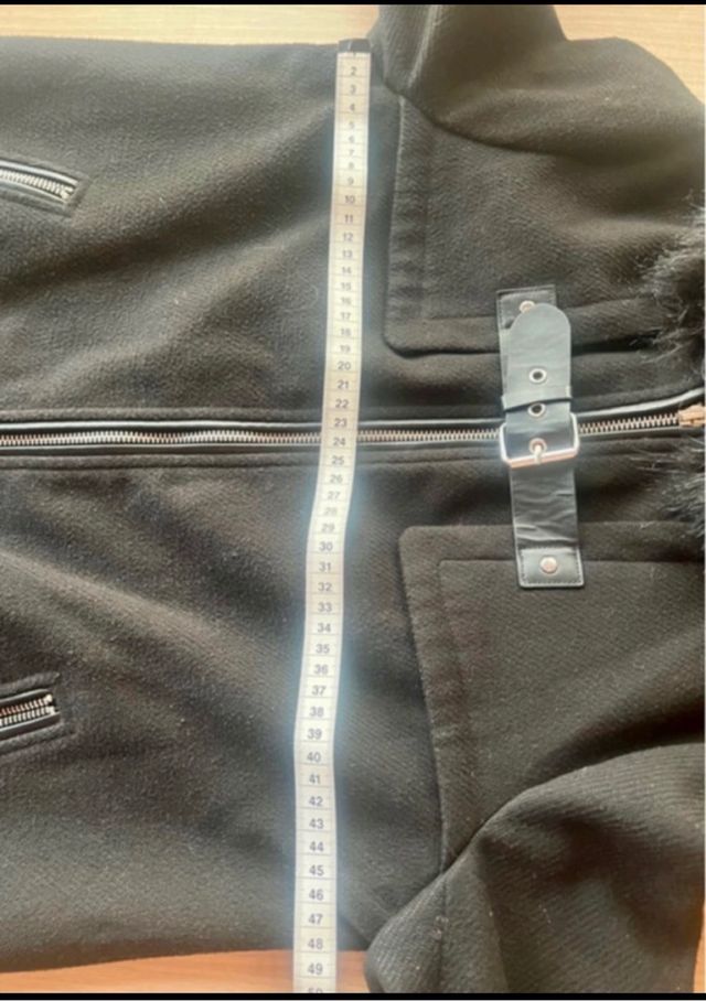Abrigo negro con capucha de pelo Talla S