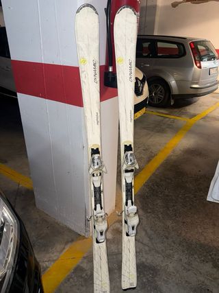 Esquís y bastones de esquí con funda