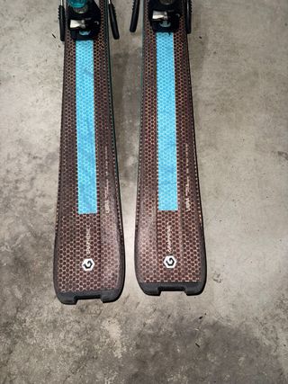 Esquís HEAD con fijaciones con funda y bastones
