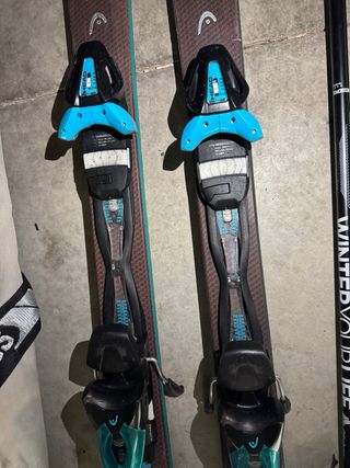 Esquís HEAD con fijaciones con funda y bastones