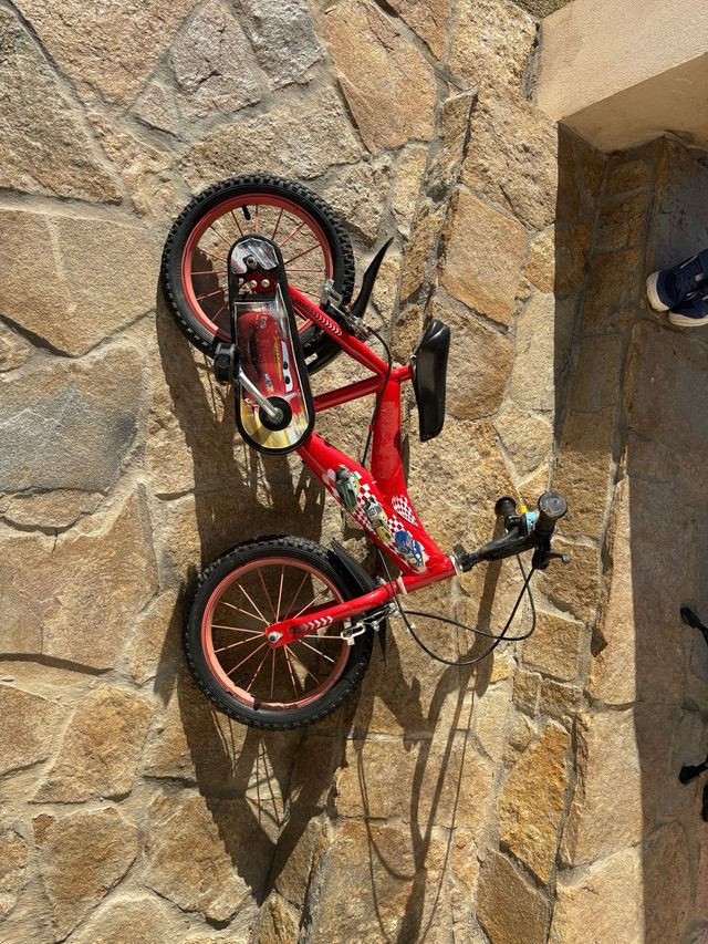 Bicicleta infantil roja