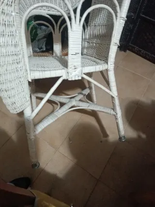 Sillón de mimbre beige