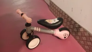 Triciclo infantil rosa y gris