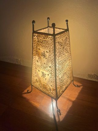 Lampada da tavolo in metallo e pelle