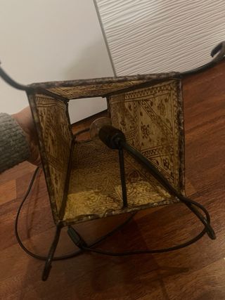 Lampada da tavolo in metallo e pelle