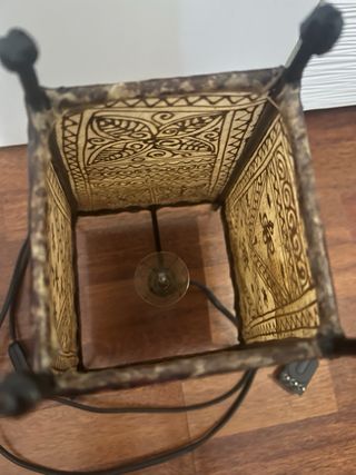 Lampada da tavolo in metallo e pelle