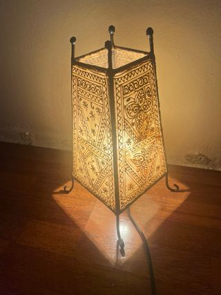 Lampada da tavolo in metallo e pelle