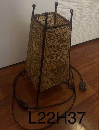 Lampada da tavolo in metallo e pelle