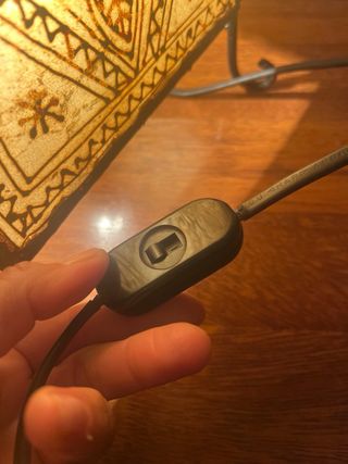 Lampada da tavolo in metallo e pelle