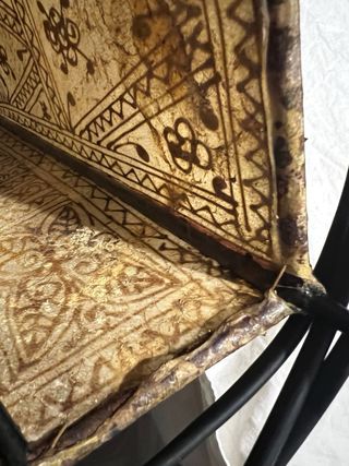 Lampada da tavolo in metallo e pelle