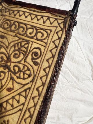 Lampada da tavolo in metallo e pelle