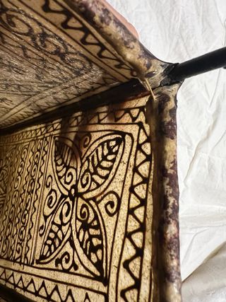 Lampada da tavolo in metallo e pelle