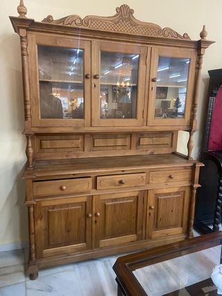 Mueble de madera rústico con vitrina