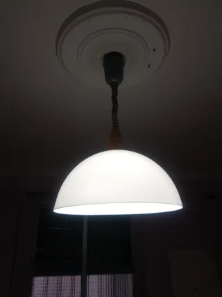 Lámpara de techo colgante blanca y madera