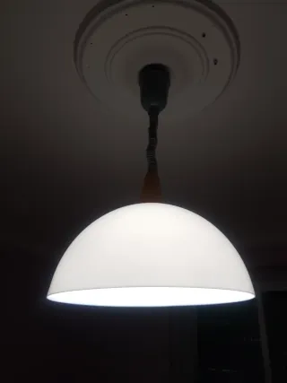 Lámpara de techo colgante blanca y madera