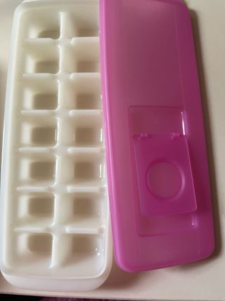 Cubitera rosa con dispensador Tupperware