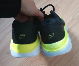 Deportivas Fila Negras y Amarillas