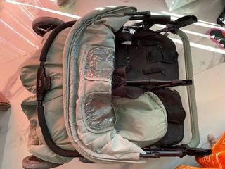 Silla gemelar con sacos y plástico lluvia