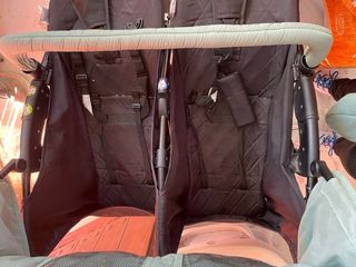 Silla gemelar con sacos y plástico lluvia