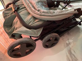 Silla gemelar con sacos y plástico lluvia