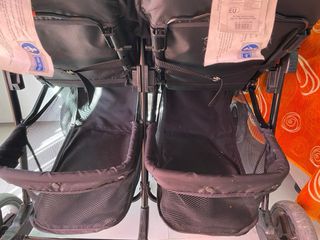 Silla gemelar con sacos y plástico lluvia