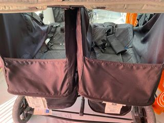 Silla gemelar con sacos y plástico lluvia