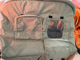 Silla gemelar con sacos y plástico lluvia