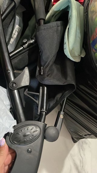 Silla gemelar con sacos y plástico lluvia
