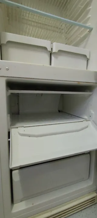 Nevera y congelador blanco