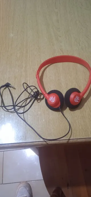 Cuffie arancioni con cavo