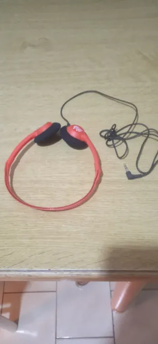 Cuffie arancioni con cavo