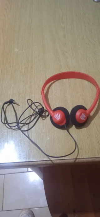 Cuffie arancioni con cavo