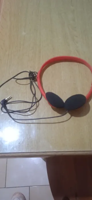 Cuffie arancioni con cavo