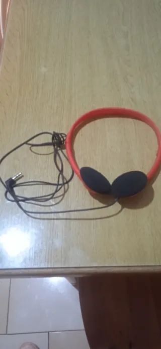 Cuffie arancioni con cavo