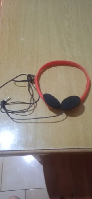 Cuffie arancioni con cavo