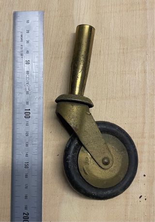 Rueda antigua de latón y goma
